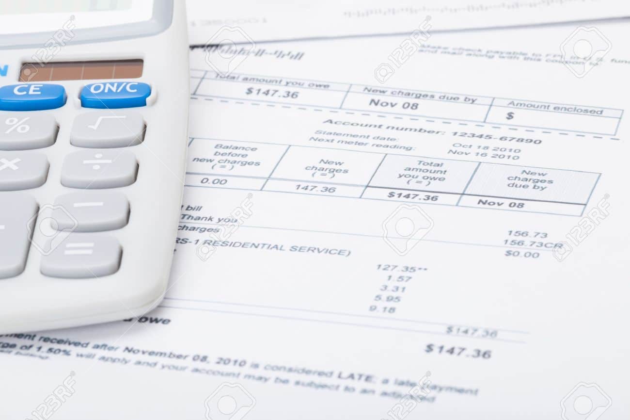 30404062-facture-de-services-publics-et-une-calculatrice