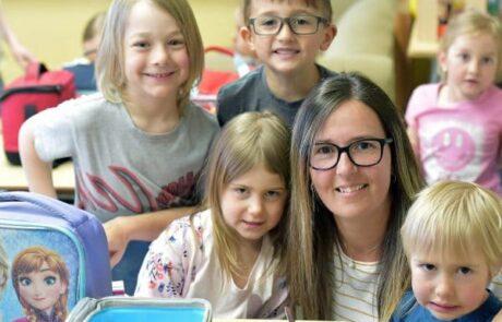 acte d-établissement-valléemont-école-sir-rodolphe-forget-image-diapositive-élèves-enseignante-en-classe